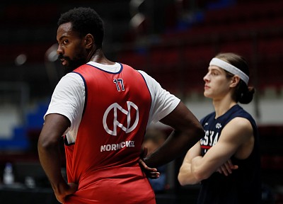 Ливио Жан-Шарль и Владимир Карпенко (фото: М. Сербин, cskabasket.com)