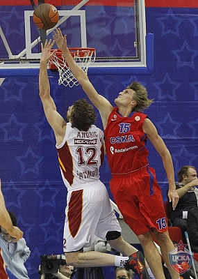 Andrey Kirilenko blocks the shot (photo T. Makeeva, cskabasket.com)