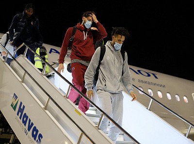 Дэниэл Хэкетт и Торнике Шенгелия (фото: М. Сербин, cskabasket.com)