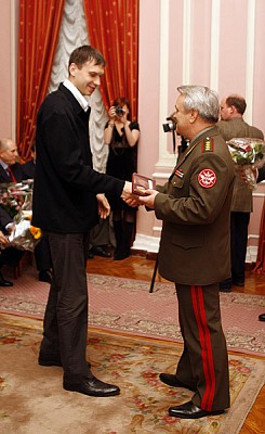 Николай Панков вручает медаль Захару Пашутину (фото М. Сербин)