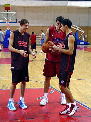 Zavoruev, Turkcan and Tsintsadze (photo cskabasket.com)
