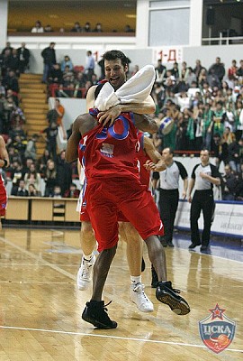 Jon Robert Holden and Theodoros Papaloukas (photo M. Serbin, cskabasket.com)