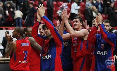 CSKA greets the fans (photo M. Serbin, cskabasket.com)