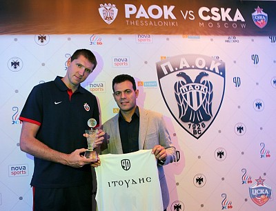 Victor Khryapa and Dimitris Itoudis (photo: cskabasket.com)