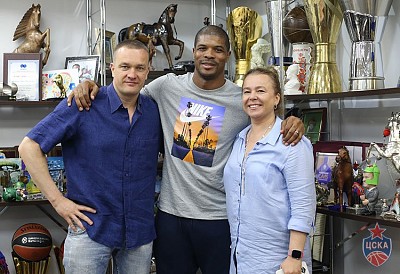 Andrey Vatutin, Kyle Hines and Natalia Furaeva (photo: M. Serbin, cskabasket.com)