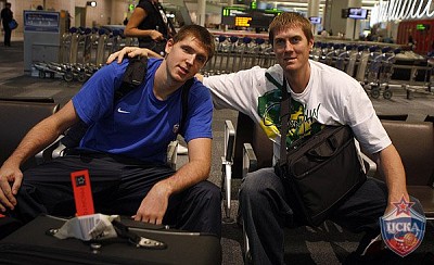 Viktor Khryapa and Alexey Savrasenko (photo M. Serbin, cskabasket.com)