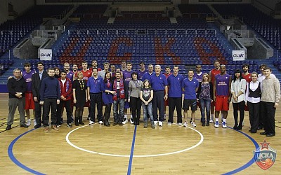Болельщики и команда (фото М. Сербин, cskabasket.com)