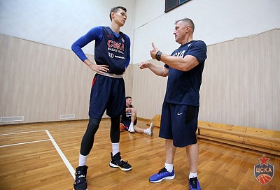 Даниил Кочергин и Евгений Бурин (фото: М. Сербин, cskabasket.com)
