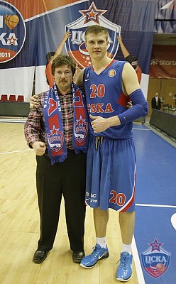 Andrey Vorontsevich and fan (photo M. Serbin, cskabasket.com)