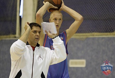 Saso Filipovski and Alexander Tikhonin (photo M. Serbin, cskabasket.com)