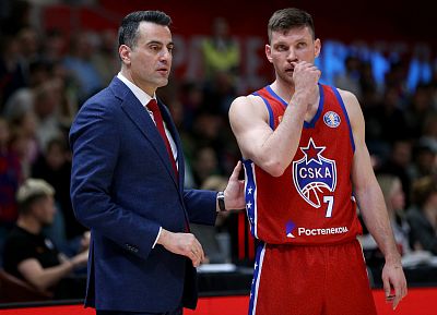 Андреас Пистиолис и Иван Ухов (фото: М. Сербин, cskabasket.com)