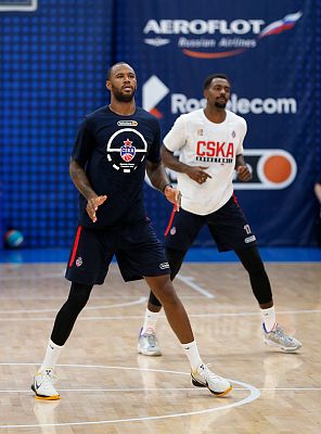 Амат М'Бай и Ливио Жан-Шарль (photo: M. Serbin, cskabasket.com)