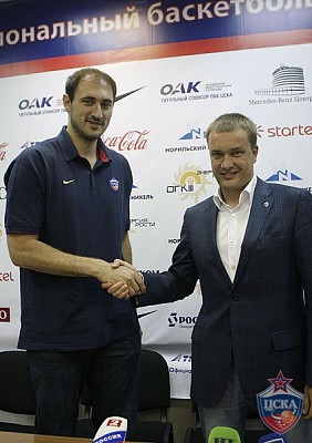 Nenad Krstic and Andrey Vatutin (photo M. Serbin, cskabasket.com)