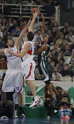 Nikita Kurbanov blocks the shot (photo M. Serbin, cskabasket.com)