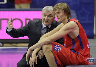 Йонас Казлаускас и Андрей Кириленко (фото М. Сербин, cskabasket.com)