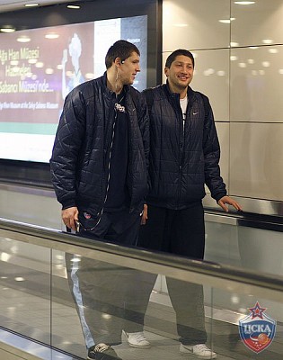 Viktor Khryapa and Nikita Kurbanov (photo M. Serbin, cskabasket.com)