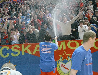 Zakhar Pashutin and CSKA fans (photo Y. Kuzmin)