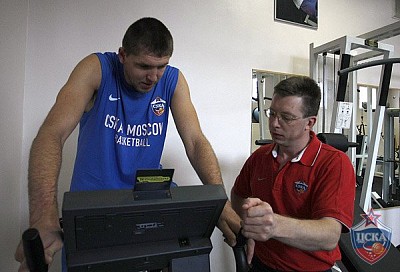 Виктор Хряпа и Роман Сметанин (фото М. Сербин, cskabasket.com)