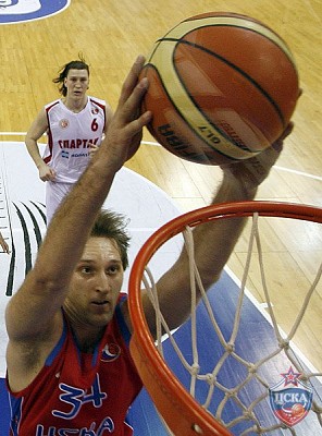 Зоран Планинич забивает сверху (фото М. Сербин, cskabasket.com)