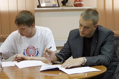 Подписание контракта (фото cskabasket.com)