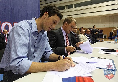 Иван Раденович и Андрей Ватутин подписывают контракт (фото М. Сербин, cskabasket.com)