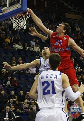 Alexander Kaun dunks the ball (photo T. Makeeva, cskabasket.com)
