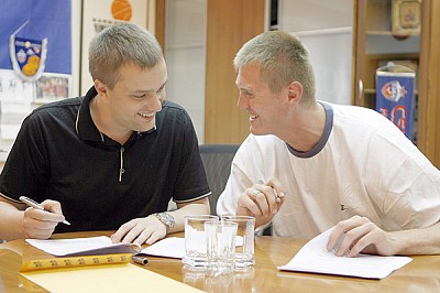 Подписание контракта (фото cskabasket.com)