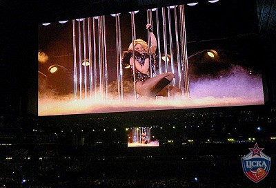 Живое выступление певицы Shakira (фото cskabasket.com)