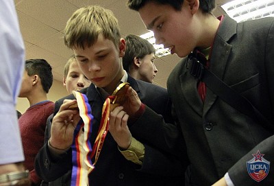 Посмотрели олимпийские медали Сергея Тараканова (фото: М. Сербин, cskabasket.com)