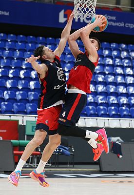 Самсон Руженцев и Семён Антонов (фото: М. Сербин, cskabasket.com)