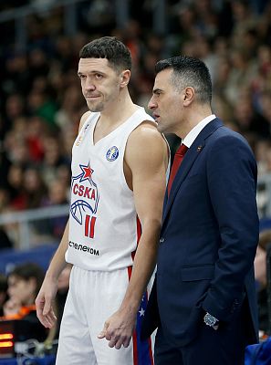 Семён Антонов и Андреас Пистиолис (фото: М. Сербин, cskabasket.com)