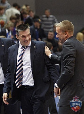 Андрей Ватутин поздравляет Евгения Пашутина (фото М. Сербин, cskabasket.com)
