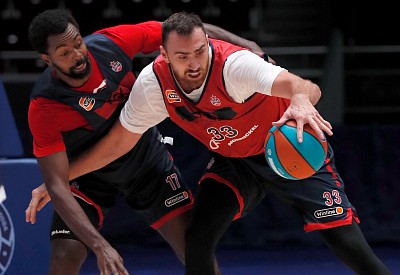 Никола Милутинов и Ливио Жан-Шарль (фото: М. Сербин, cskabasket.com)