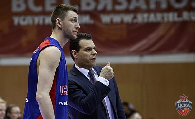 Vitaly Fridzon and Dimitris Itoudis (photo: T. Makeeva, cskabasket.com)