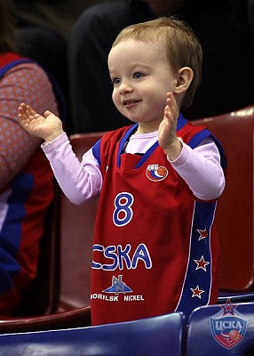 Болельщица ЦСКА (фото Ю. Кузьмин, cskabasket.com)