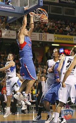 Никита Курбанов забивает сверху (фото М. Сербин, cskabasket.com)