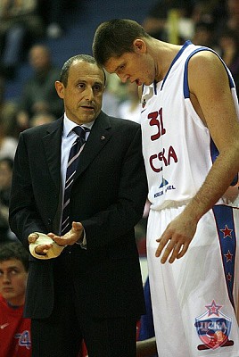 Этторе Мессина и Виктор Хряпа (фото М. Сербин, cskabasket.com)