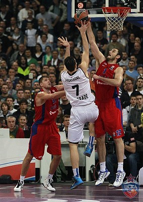 Nenad Krstic blocks the shot (photo: M. Serbin, cskabasket.com)