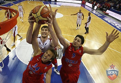 Zoran Planinic and Nikita Kurbanov (photo M. Serbin, cskabasket.com)