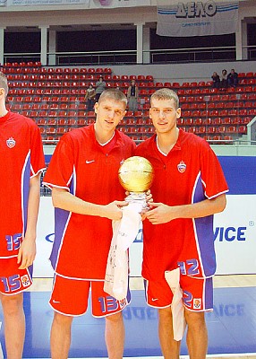 Viktor Khryapa and Sergey Monya (photo cskabasket.com)