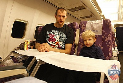 Рамунас Шишкаускас с сыном (фото М. Сербин, cskabasket.com)