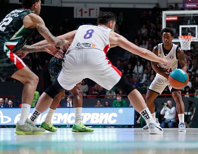 Каспер Уэйр и Антон Астапкович (фото: М. Сербин, cskabasket.com)