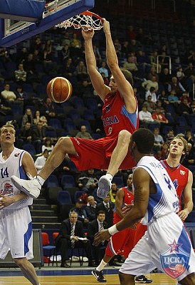 Nikita Kurbanov dunks the ball (photo M. Serbin, cskabasket.com)