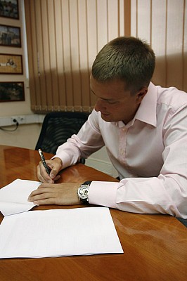 Андрей Ватутин подписывает контракт (фото М. Сербин)