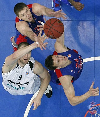 Александр Каун и Виктор Хряпа (фото: М. Сербин, cskabasket.com)