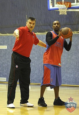 Евгений Пашутин и Джон Роберт Холден (фото М. Сербин, cskabasket.com)