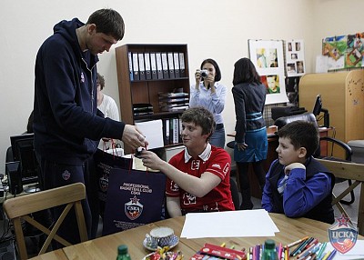Виктор Хряпа вручает подарки (фото М. Сербин, cskabasket.com)