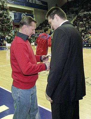 RF Military Minister Sergey Ivanov presents CSKA coach Eugeny Pashutin with the grade of honoured coach of Russia (photo M. Serbin)