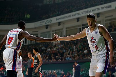 Ливио Жан-Шарль и Семён Антонов (фото: М. Сербин, cskabasket.com)