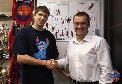 Виктор Хряпа и Андрей Ватутин (фото М. Сербин, cskabasket.com)